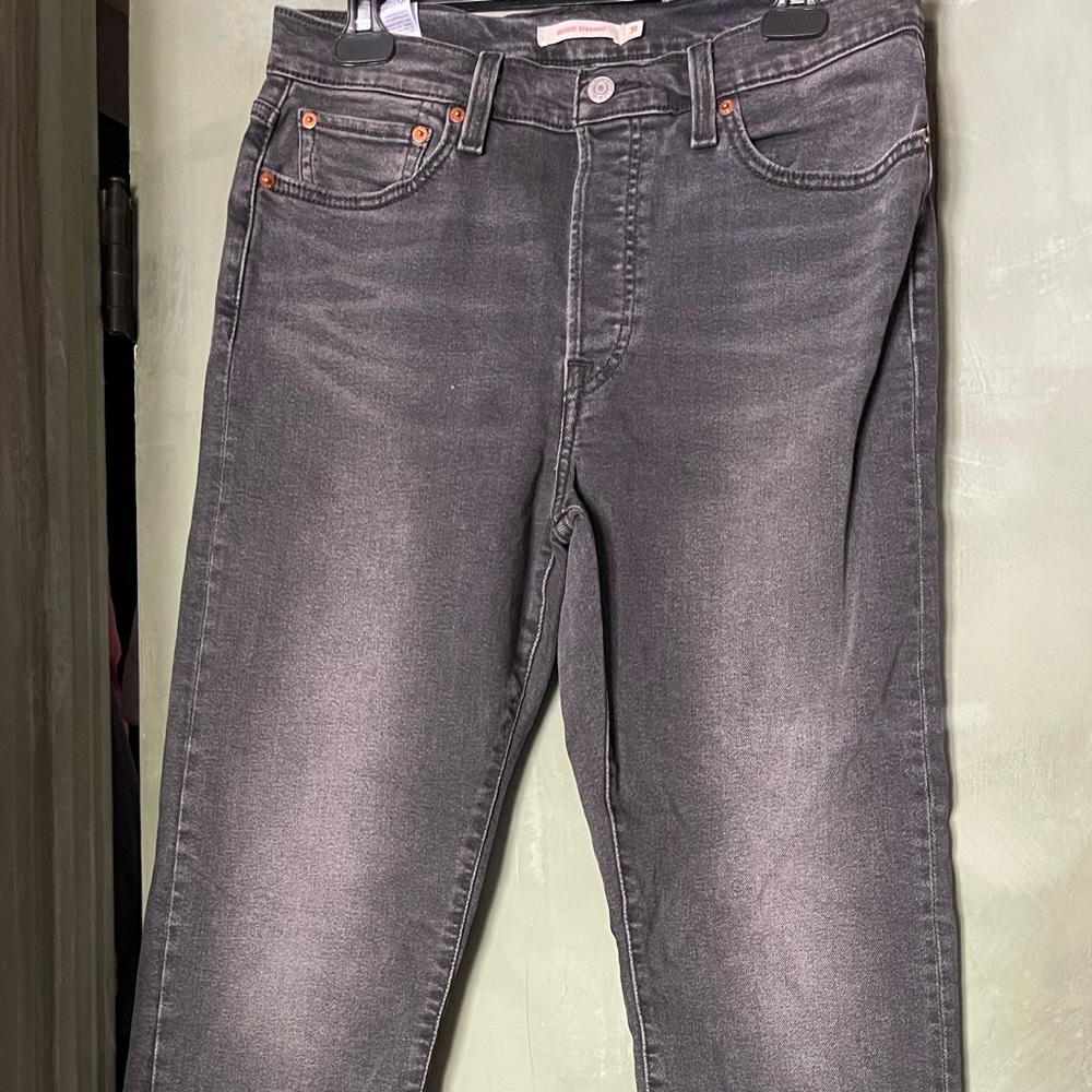 Levi's Women's Slim Straight Jeans in Washed Gray